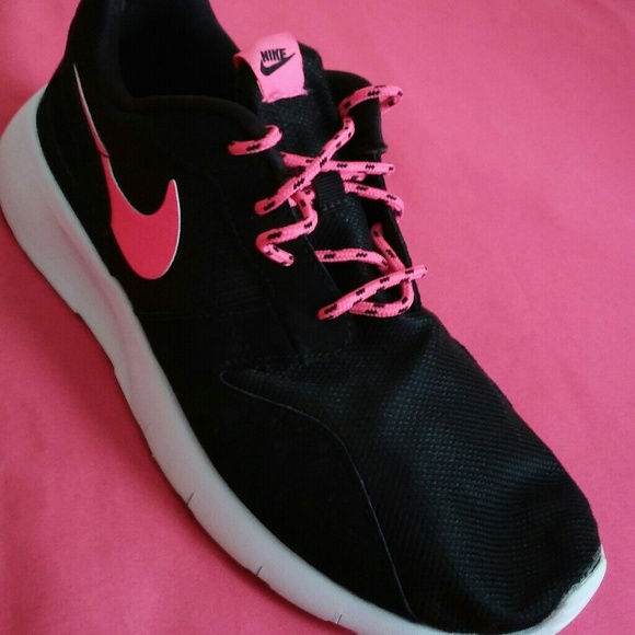 Nike Shoes - Nike Sneakers Size 8.5 Women & 7 Men,